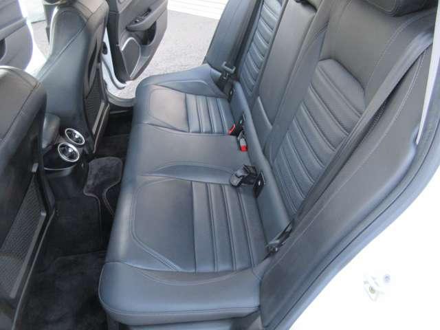 ジュリア ヴェローチェ ワンオーナー 禁煙車 ブラックレーザーシート 純正19インチアルミホイール 前後ドラレコ(8枚目)