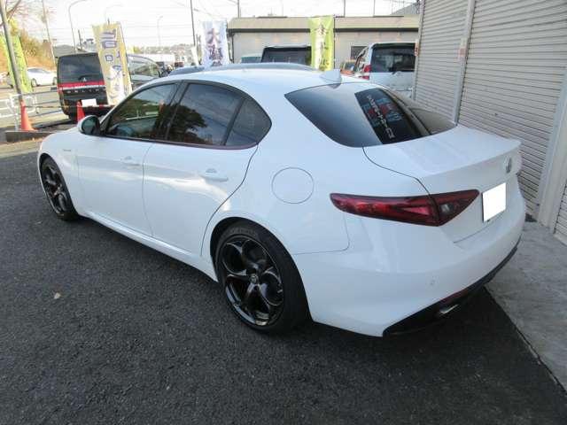 ジュリア ヴェローチェ ワンオーナー 禁煙車 ブラックレーザーシート 純正19インチアルミホイール 前後ドラレコ(13枚目)