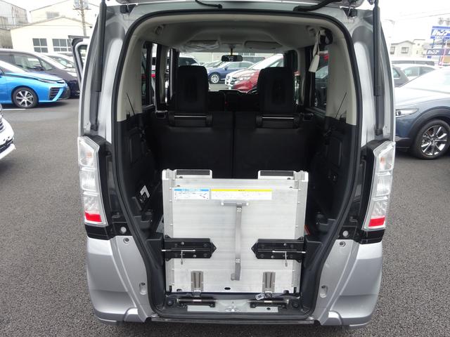 スローパー 車いす固定装置 電動ウィンチ アイドリングストップ スマートキー プッシュスタート 純正ギャザーズオーディオ CD 純正フロアマット 4人乗り(12枚目)