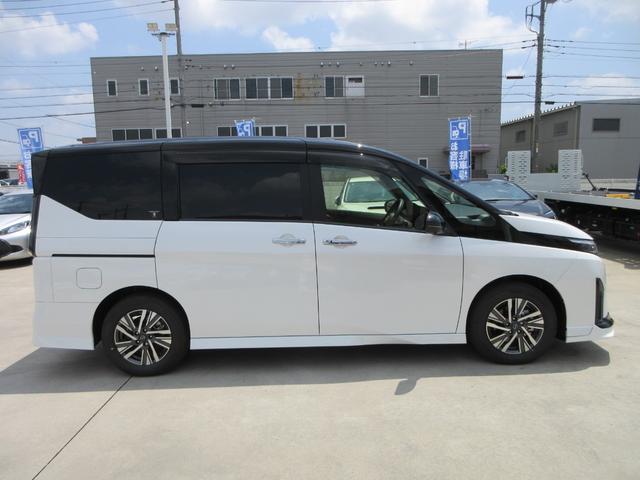 セレナ ｅ－パワー　ハイウェイスターＶ　オプションエアロ　プロパイロット　純正ナビ　フルセグＴＶ　全周囲カメラ　両側パワースライドドア　デジタルインナーミラー　ＥＴＣ　ＬＥＤヘッドライト　ＢＳＭ　置くだけ充電　インテリジェントキー（13枚目）
