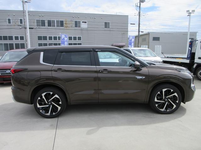 アウトランダーＰＨＥＶ Ｇ　４ＷＤ　純正９インチナビ　フルセグＴＶ　全周囲カメラ　パワーバックドア　マイパイロット　パドルシフト　前後ドラレコ　ＥＴＣ　社外デジタルインナーミラー　ハーフレザーシート　シートヒーター　パワーシート（13枚目）