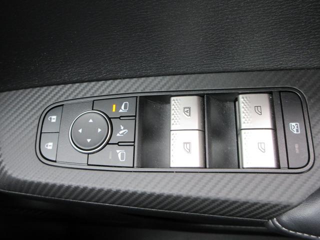 アウトランダーＰＨＥＶ Ｍ　４ＷＤ　純正９インチナビフルセグＴＶ　全周囲カメラ　マイパイロット　パドルシフト　ＥＴＣ　シートヒーター　ステアリングヒーター　ＬＥＤヘッド　ワイアレス充電　１８インチＡＷ　スマートキー　充電ケーブル（30枚目）
