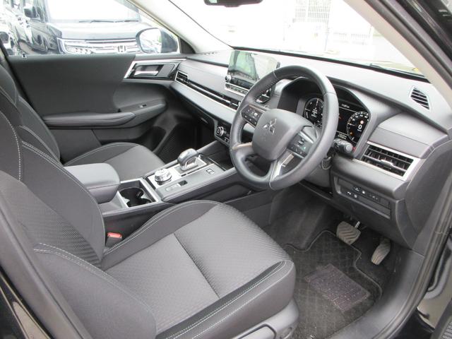アウトランダーＰＨＥＶ Ｍ　４ＷＤ　純正９インチナビフルセグＴＶ　全周囲カメラ　マイパイロット　パドルシフト　ＥＴＣ　シートヒーター　ステアリングヒーター　ＬＥＤヘッド　ワイアレス充電　１８インチＡＷ　スマートキー　充電ケーブル（44枚目）