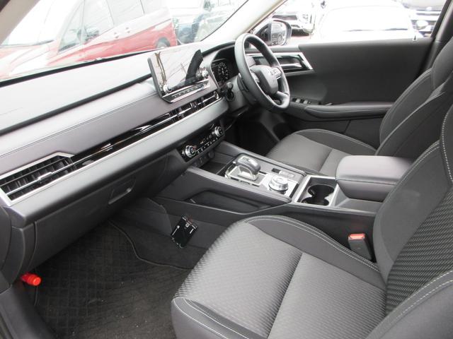 アウトランダーＰＨＥＶ Ｍ　４ＷＤ　純正９インチナビフルセグＴＶ　全周囲カメラ　マイパイロット　パドルシフト　ＥＴＣ　シートヒーター　ステアリングヒーター　ＬＥＤヘッド　ワイアレス充電　１８インチＡＷ　スマートキー　充電ケーブル（52枚目）