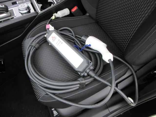 アウトランダーＰＨＥＶ Ｍ　４ＷＤ　純正９インチナビフルセグＴＶ　全周囲カメラ　マイパイロット　パドルシフト　ＥＴＣ　シートヒーター　ステアリングヒーター　ＬＥＤヘッド　ワイアレス充電　１８インチＡＷ　スマートキー　充電ケーブル（54枚目）