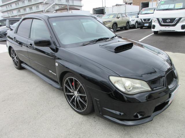 インプレッサ ＷＲＸ　５速ＭＴ　４ＷＤ　リアスポイラー　ＳＴＩマフラー　カロッツェリアオーディオ　バックカメラ　ＥＴＣ　純正ｍｏｍｏステアリング　社外１８インチＡＷ　キーレスエントリー　Ｂｌｕｅｔｏｏｔｈ（6枚目）