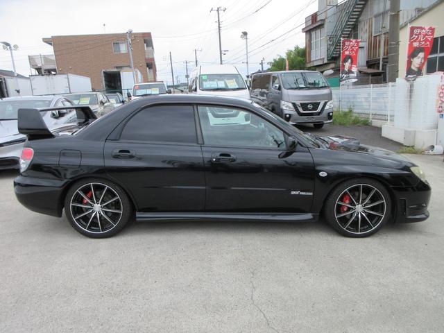 インプレッサ ＷＲＸ　５速ＭＴ　４ＷＤ　リアスポイラー　ＳＴＩマフラー　カロッツェリアオーディオ　バックカメラ　ＥＴＣ　純正ｍｏｍｏステアリング　社外１８インチＡＷ　キーレスエントリー　Ｂｌｕｅｔｏｏｔｈ（13枚目）