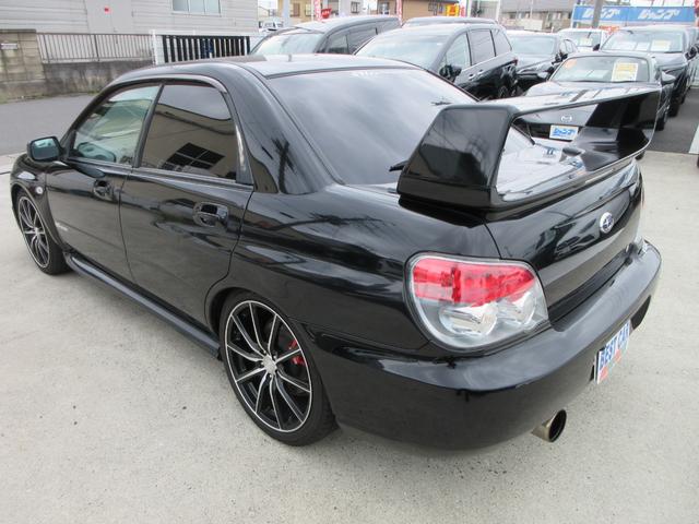 インプレッサ ＷＲＸ　５速ＭＴ　４ＷＤ　リアスポイラー　ＳＴＩマフラー　カロッツェリアオーディオ　バックカメラ　ＥＴＣ　純正ｍｏｍｏステアリング　社外１８インチＡＷ　キーレスエントリー　Ｂｌｕｅｔｏｏｔｈ（16枚目）