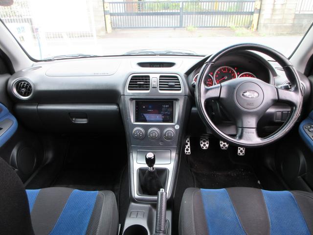 インプレッサ ＷＲＸ　５速ＭＴ　４ＷＤ　リアスポイラー　ＳＴＩマフラー　カロッツェリアオーディオ　バックカメラ　ＥＴＣ　純正ｍｏｍｏステアリング　社外１８インチＡＷ　キーレスエントリー　Ｂｌｕｅｔｏｏｔｈ（40枚目）