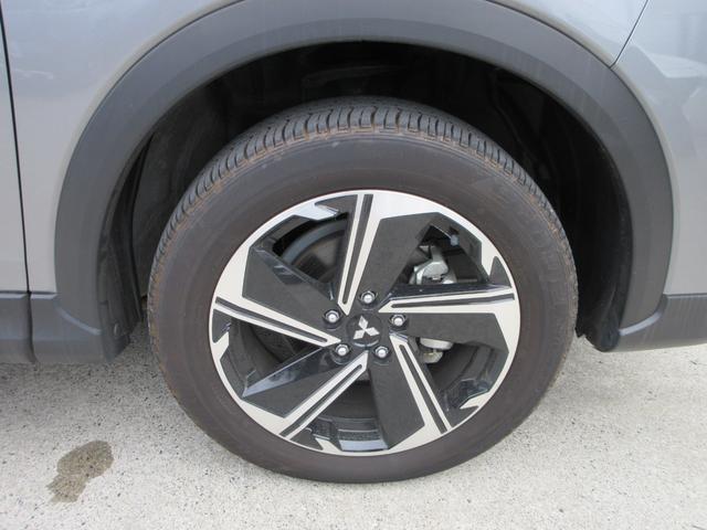 エクリプスクロスＰＨＥＶ Ｇ　４ＷＤ　純正ナビ　フルセグＴＶ　バックカメラ　マイパイロット　パドルシフト　ハーフレザーシート　シートヒーター　パワーシート　ステアリングヒーター　ヘッドアップディスプレイ　ＬＥＤヘッド　充電ケーブル（12枚目）