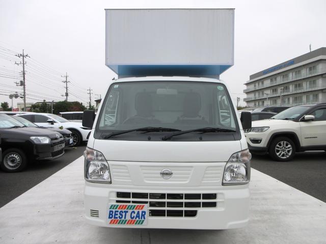 NT100クリッパートラック DX キッチンカー 移動販売車 1面跳ね上げ売窓 冷凍冷蔵庫 2層シンク 20L給排水タンク×4 作業台 換気扇 電源コンセント 5速MT車(5枚目)