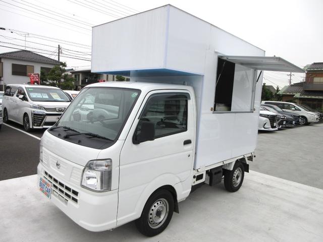 NT100クリッパートラック DX キッチンカー 移動販売車 1面跳ね上げ売窓 冷凍冷蔵庫 2層シンク 20L給排水タンク×4 作業台 換気扇 電源コンセント 5速MT車(6枚目)