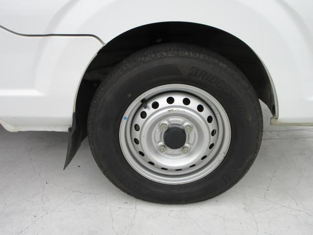 NT100クリッパートラック DX キッチンカー 移動販売車 1面跳ね上げ売窓 冷凍冷蔵庫 2層シンク 20L給排水タンク×4 作業台 換気扇 電源コンセント 5速MT車(12枚目)