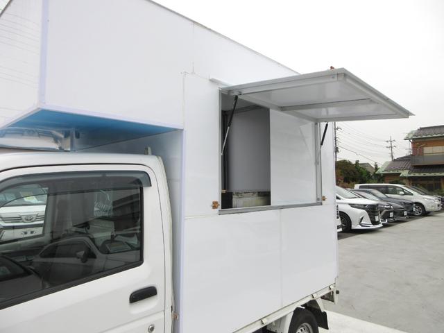NT100クリッパートラック DX キッチンカー 移動販売車 1面跳ね上げ売窓 冷凍冷蔵庫 2層シンク 20L給排水タンク×4 作業台 換気扇 電源コンセント 5速MT車(16枚目)