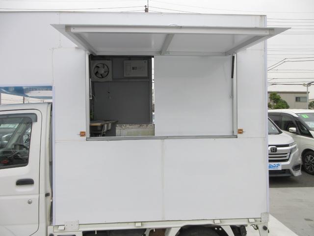 NT100クリッパートラック DX キッチンカー 移動販売車 1面跳ね上げ売窓 冷凍冷蔵庫 2層シンク 20L給排水タンク×4 作業台 換気扇 電源コンセント 5速MT車(17枚目)