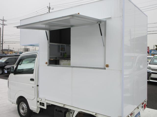 NT100クリッパートラック DX キッチンカー 移動販売車 1面跳ね上げ売窓 冷凍冷蔵庫 2層シンク 20L給排水タンク×4 作業台 換気扇 電源コンセント 5速MT車(18枚目)