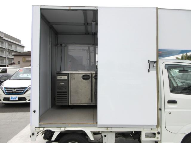 NT100クリッパートラック DX キッチンカー 移動販売車 1面跳ね上げ売窓 冷凍冷蔵庫 2層シンク 20L給排水タンク×4 作業台 換気扇 電源コンセント 5速MT車(22枚目)