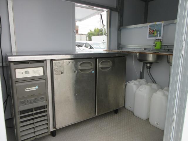 NT100クリッパートラック DX キッチンカー 移動販売車 1面跳ね上げ売窓 冷凍冷蔵庫 2層シンク 20L給排水タンク×4 作業台 換気扇 電源コンセント 5速MT車(40枚目)