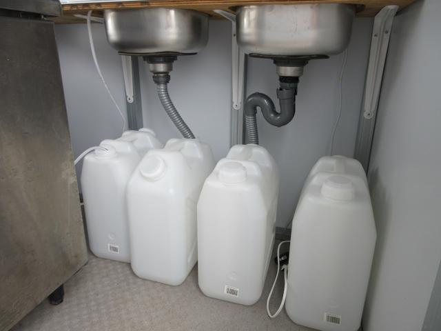 NT100クリッパートラック DX キッチンカー 移動販売車 1面跳ね上げ売窓 冷凍冷蔵庫 2層シンク 20L給排水タンク×4 作業台 換気扇 電源コンセント 5速MT車(41枚目)