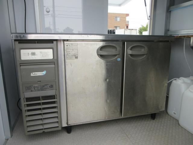 NT100クリッパートラック DX キッチンカー 移動販売車 1面跳ね上げ売窓 冷凍冷蔵庫 2層シンク 20L給排水タンク×4 作業台 換気扇 電源コンセント 5速MT車(42枚目)