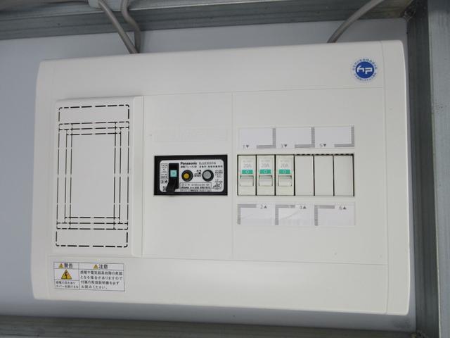 NT100クリッパートラック DX キッチンカー 移動販売車 1面跳ね上げ売窓 冷凍冷蔵庫 2層シンク 20L給排水タンク×4 作業台 換気扇 電源コンセント 5速MT車(47枚目)