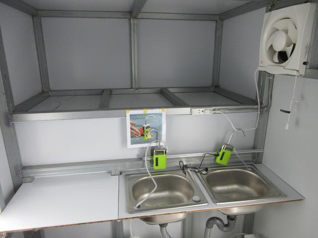 NT100クリッパートラック DX キッチンカー 移動販売車 1面跳ね上げ売窓 冷凍冷蔵庫 2層シンク 20L給排水タンク×4 作業台 換気扇 電源コンセント 5速MT車(48枚目)