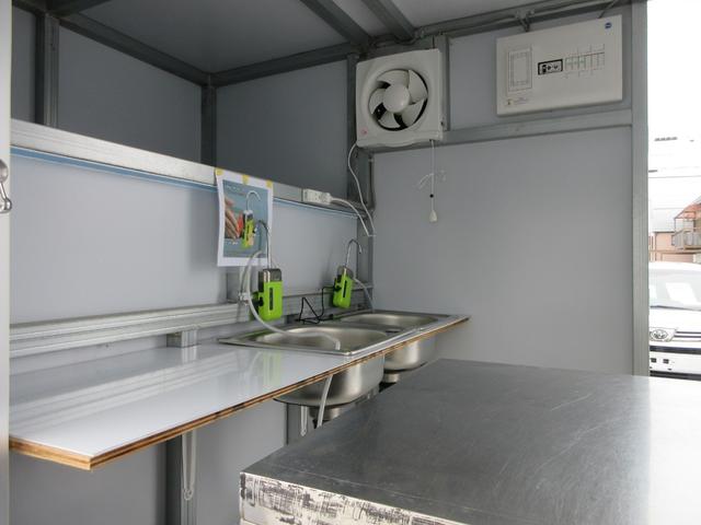 NT100クリッパートラック DX キッチンカー 移動販売車 1面跳ね上げ売窓 冷凍冷蔵庫 2層シンク 20L給排水タンク×4 作業台 換気扇 電源コンセント 5速MT車(49枚目)