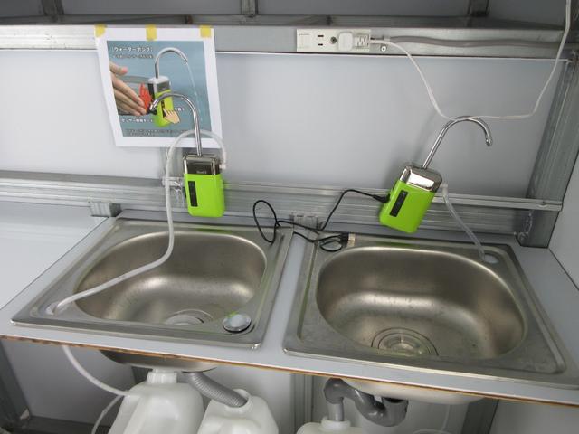 NT100クリッパートラック DX キッチンカー 移動販売車 1面跳ね上げ売窓 冷凍冷蔵庫 2層シンク 20L給排水タンク×4 作業台 換気扇 電源コンセント 5速MT車(50枚目)