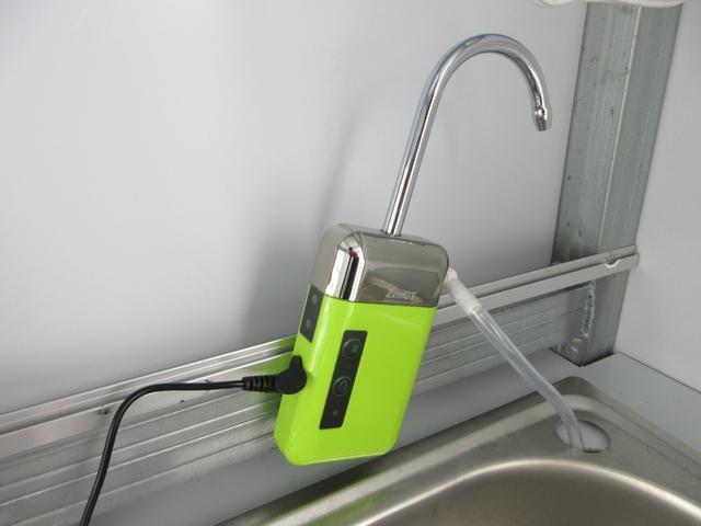 NT100クリッパートラック DX キッチンカー 移動販売車 1面跳ね上げ売窓 冷凍冷蔵庫 2層シンク 20L給排水タンク×4 作業台 換気扇 電源コンセント 5速MT車(51枚目)