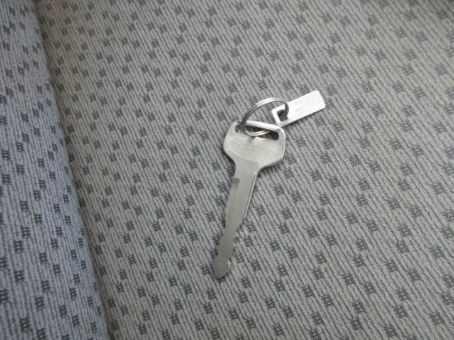 NT100クリッパートラック DX キッチンカー 移動販売車 1面跳ね上げ売窓 冷凍冷蔵庫 2層シンク 20L給排水タンク×4 作業台 換気扇 電源コンセント 5速MT車(53枚目)