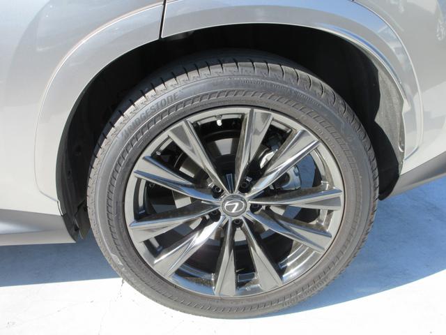 ＮＸ ＮＸ３５０ｈ　Ｆスポーツ　４ＷＤ　ホワイトレザーシート　純正１４インチナビ　フルセグＴＶ　バックカメラ　パワーバックドア　レーダークルコン　パドルシフト　ＥＴＣ　シートヒーター　パワーシート　純正２０インチＡＷ　ＬＥＤヘッド（10枚目）