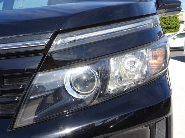 ヴォクシー ハイブリッドＶ　純正ナビ　フルセグＴＶ　両側パワースライドドア　バックカメラ　ＥＴＣ　Ｂｌｕｅｔｏｏｔｈ　ＤＩＳＣ　クルーズコントロール　レーンキープアシスト　シートヒーター　ダブルエアコン　オートライト（8枚目）