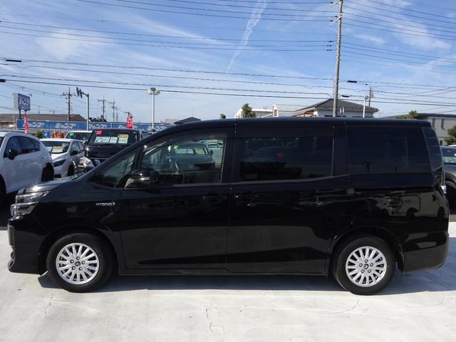 ヴォクシー ハイブリッドＶ　純正ナビ　フルセグＴＶ　両側パワースライドドア　バックカメラ　ＥＴＣ　Ｂｌｕｅｔｏｏｔｈ　ＤＩＳＣ　クルーズコントロール　レーンキープアシスト　シートヒーター　ダブルエアコン　オートライト（9枚目）