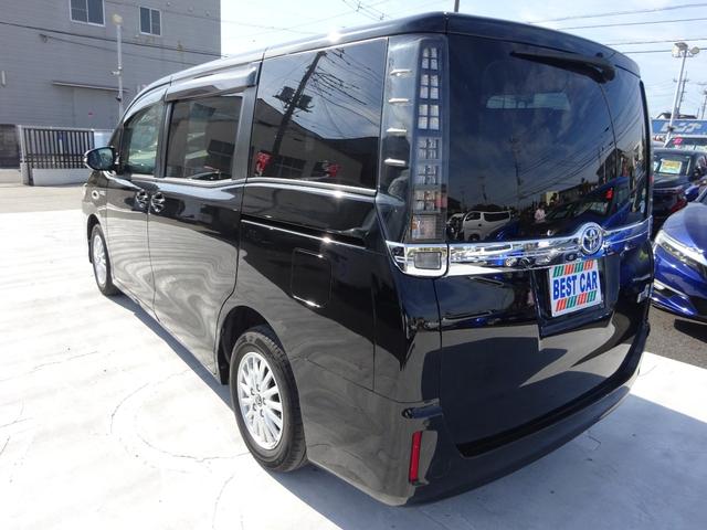 ヴォクシー ハイブリッドＶ　純正ナビ　フルセグＴＶ　両側パワースライドドア　バックカメラ　ＥＴＣ　Ｂｌｕｅｔｏｏｔｈ　ＤＩＳＣ　クルーズコントロール　レーンキープアシスト　シートヒーター　ダブルエアコン　オートライト（13枚目）