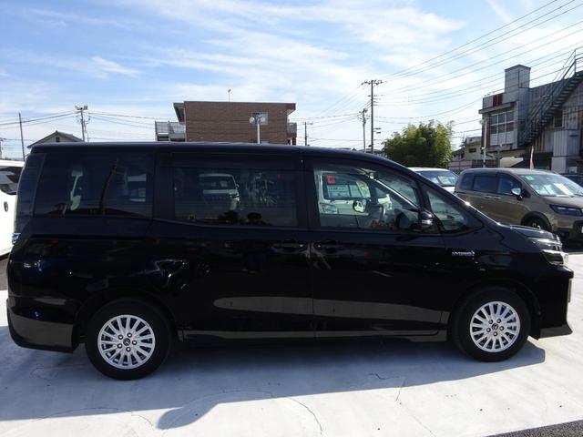 ヴォクシー ハイブリッドＶ　純正ナビ　フルセグＴＶ　両側パワースライドドア　バックカメラ　ＥＴＣ　Ｂｌｕｅｔｏｏｔｈ　ＤＩＳＣ　クルーズコントロール　レーンキープアシスト　シートヒーター　ダブルエアコン　オートライト（16枚目）