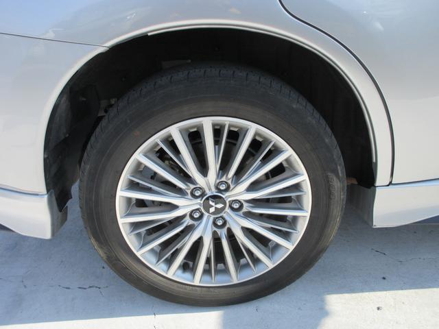 アウトランダーＰＨＥＶ Ｇプレミアムパッケージ　４ＷＤ　本革シート　純正８インチナビ　フルセグＴＶ　全周囲カメラ　パワーバックドア　レーダークルーズコントロール　パドルシフト　ドライブレコーダー　ＥＴＣ　シートヒーター　パワーシート　充電ケーブル（11枚目）