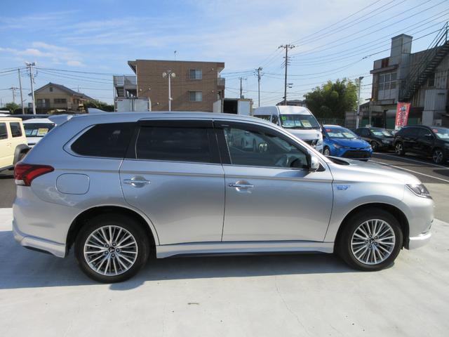 アウトランダーＰＨＥＶ Ｇプレミアムパッケージ　４ＷＤ　本革シート　純正８インチナビ　フルセグＴＶ　全周囲カメラ　パワーバックドア　レーダークルーズコントロール　パドルシフト　ドライブレコーダー　ＥＴＣ　シートヒーター　パワーシート　充電ケーブル（13枚目）