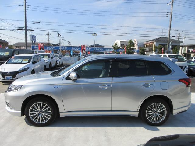 アウトランダーＰＨＥＶ Ｇプレミアムパッケージ　４ＷＤ　本革シート　純正８インチナビ　フルセグＴＶ　全周囲カメラ　パワーバックドア　レーダークルーズコントロール　パドルシフト　ドライブレコーダー　ＥＴＣ　シートヒーター　パワーシート　充電ケーブル（14枚目）