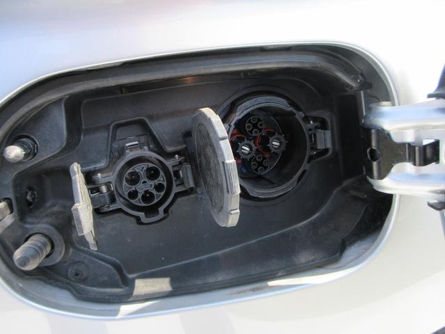 アウトランダーＰＨＥＶ Ｇプレミアムパッケージ　４ＷＤ　本革シート　純正８インチナビ　フルセグＴＶ　全周囲カメラ　パワーバックドア　レーダークルーズコントロール　パドルシフト　ドライブレコーダー　ＥＴＣ　シートヒーター　パワーシート　充電ケーブル（21枚目）