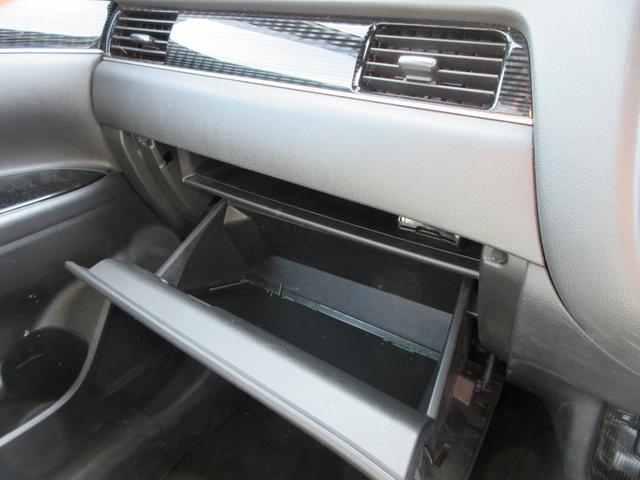 アウトランダーＰＨＥＶ Ｇプレミアムパッケージ　４ＷＤ　本革シート　純正８インチナビ　フルセグＴＶ　全周囲カメラ　パワーバックドア　レーダークルーズコントロール　パドルシフト　ドライブレコーダー　ＥＴＣ　シートヒーター　パワーシート　充電ケーブル（30枚目）