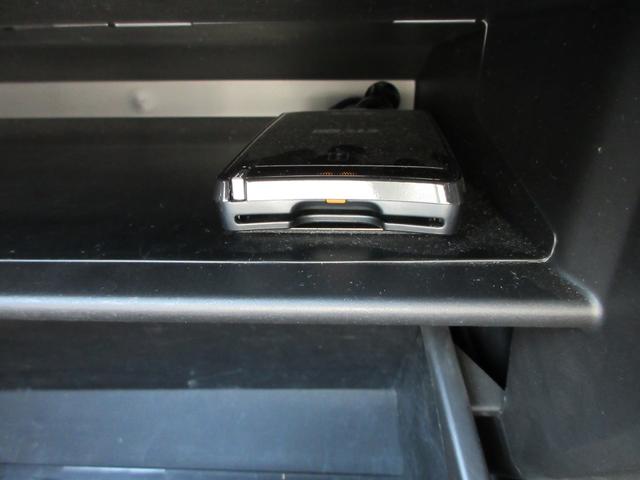 アウトランダーＰＨＥＶ Ｇプレミアムパッケージ　４ＷＤ　本革シート　純正８インチナビ　フルセグＴＶ　全周囲カメラ　パワーバックドア　レーダークルーズコントロール　パドルシフト　ドライブレコーダー　ＥＴＣ　シートヒーター　パワーシート　充電ケーブル（31枚目）