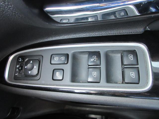 アウトランダーＰＨＥＶ Ｇプレミアムパッケージ　４ＷＤ　本革シート　純正８インチナビ　フルセグＴＶ　全周囲カメラ　パワーバックドア　レーダークルーズコントロール　パドルシフト　ドライブレコーダー　ＥＴＣ　シートヒーター　パワーシート　充電ケーブル（32枚目）