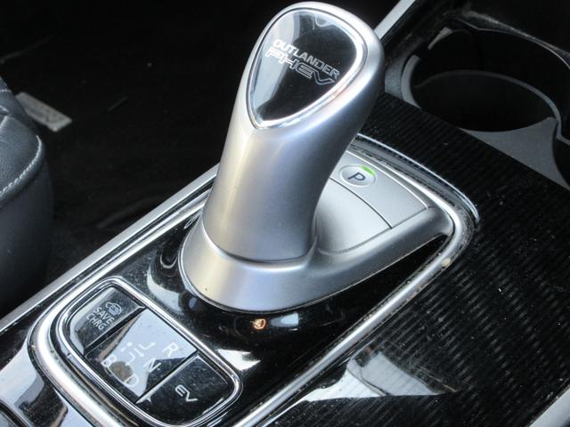 アウトランダーＰＨＥＶ Ｇプレミアムパッケージ　４ＷＤ　本革シート　純正８インチナビ　フルセグＴＶ　全周囲カメラ　パワーバックドア　レーダークルーズコントロール　パドルシフト　ドライブレコーダー　ＥＴＣ　シートヒーター　パワーシート　充電ケーブル（43枚目）