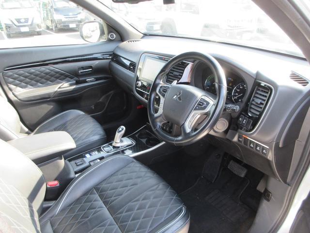 アウトランダーＰＨＥＶ Ｇプレミアムパッケージ　４ＷＤ　本革シート　純正８インチナビ　フルセグＴＶ　全周囲カメラ　パワーバックドア　レーダークルーズコントロール　パドルシフト　ドライブレコーダー　ＥＴＣ　シートヒーター　パワーシート　充電ケーブル（47枚目）