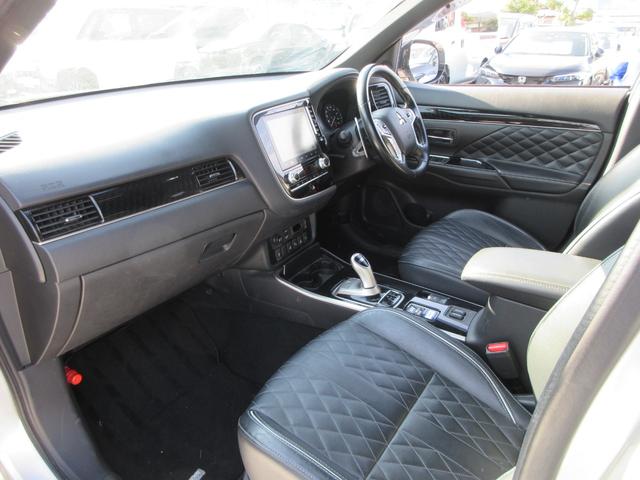 アウトランダーＰＨＥＶ Ｇプレミアムパッケージ　４ＷＤ　本革シート　純正８インチナビ　フルセグＴＶ　全周囲カメラ　パワーバックドア　レーダークルーズコントロール　パドルシフト　ドライブレコーダー　ＥＴＣ　シートヒーター　パワーシート　充電ケーブル（55枚目）