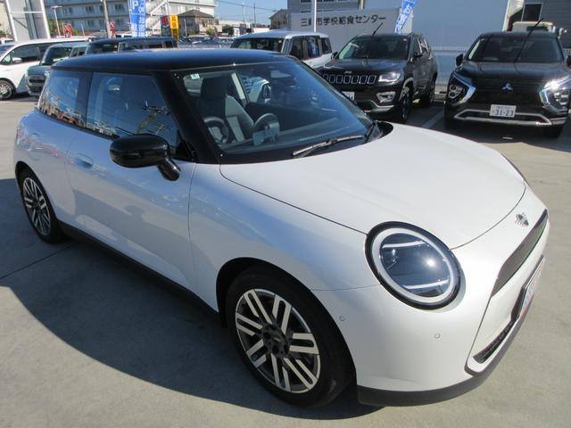 ＭＩＮＩ クーパーＥ　クラシック・トリム　純正ナビ　バックカメラ　クルーズコントロール　ミラーＥＴＣ　ハーフレザーシート　シートヒーター　ステアリングヒーター　ヘッドアップディスプレイ　パークディスタンス　純正１７インチＡＷ（6枚目）