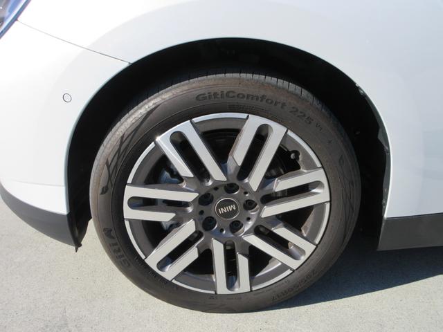 ＭＩＮＩ クーパーＥ　クラシック・トリム　純正ナビ　バックカメラ　クルーズコントロール　ミラーＥＴＣ　ハーフレザーシート　シートヒーター　ステアリングヒーター　ヘッドアップディスプレイ　パークディスタンス　純正１７インチＡＷ（9枚目）