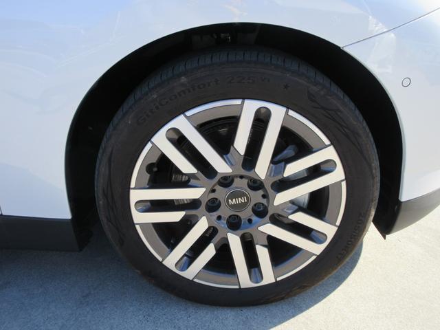 ＭＩＮＩ クーパーＥ　クラシック・トリム　純正ナビ　バックカメラ　クルーズコントロール　ミラーＥＴＣ　ハーフレザーシート　シートヒーター　ステアリングヒーター　ヘッドアップディスプレイ　パークディスタンス　純正１７インチＡＷ（12枚目）