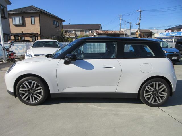 ＭＩＮＩ クーパーＥ　クラシック・トリム　純正ナビ　バックカメラ　クルーズコントロール　ミラーＥＴＣ　ハーフレザーシート　シートヒーター　ステアリングヒーター　ヘッドアップディスプレイ　パークディスタンス　純正１７インチＡＷ（14枚目）