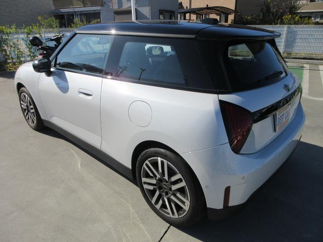 ＭＩＮＩ クーパーＥ　クラシック・トリム　純正ナビ　バックカメラ　クルーズコントロール　ミラーＥＴＣ　ハーフレザーシート　シートヒーター　ステアリングヒーター　ヘッドアップディスプレイ　パークディスタンス　純正１７インチＡＷ（16枚目）